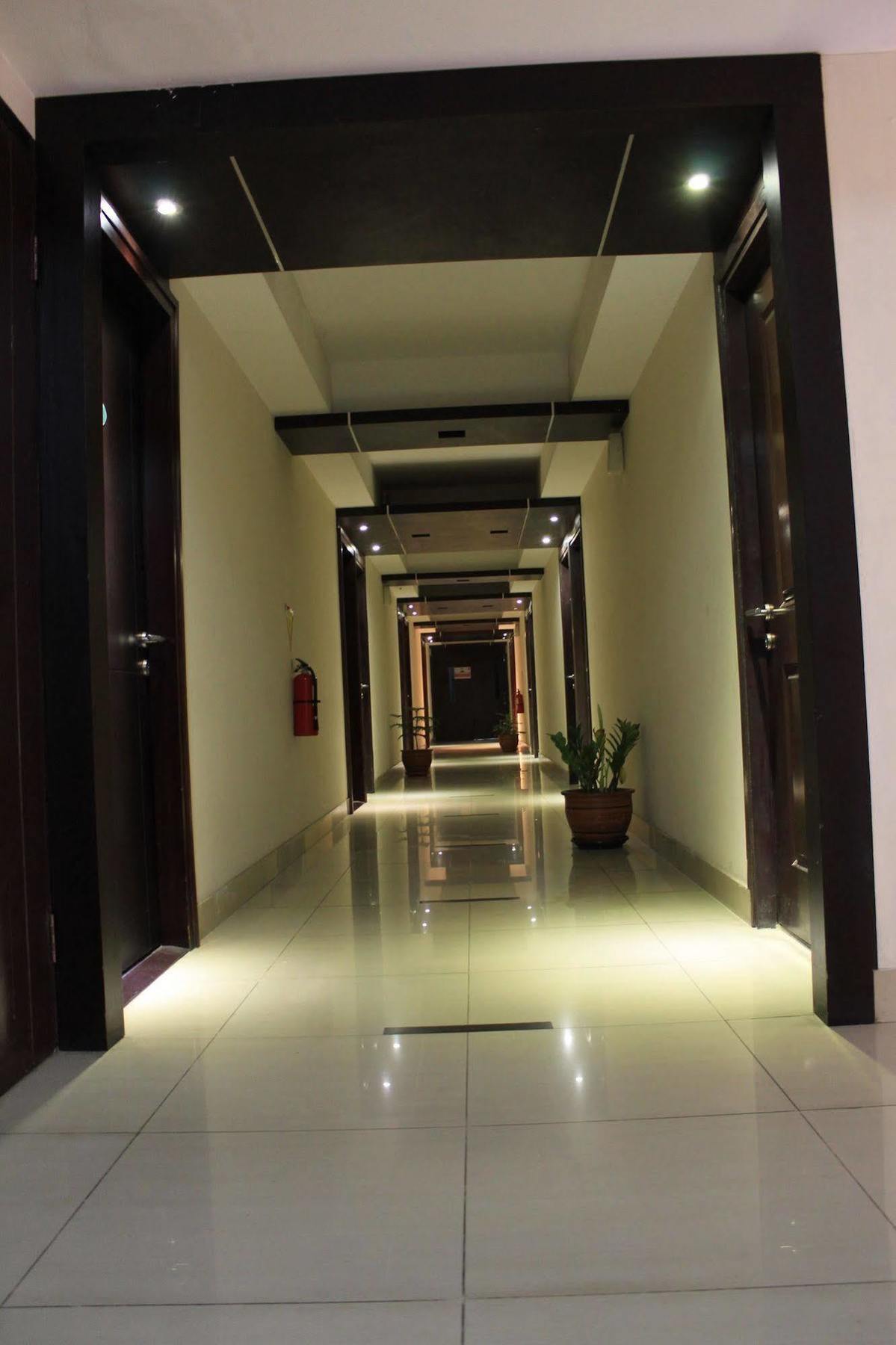 Metro Hotel Jababeka Чикаранг Экстерьер фото